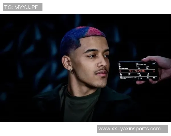 索汉女友观赛换新装引热议时尚造型再度吸引眼球 索汉女友观赛换新装引热议时尚造型再度吸引眼球